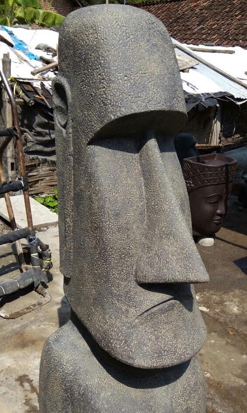 Brunnenstein Maoi Skulptur Osterinsel drei Moai Köpfe Rapa-Nui 