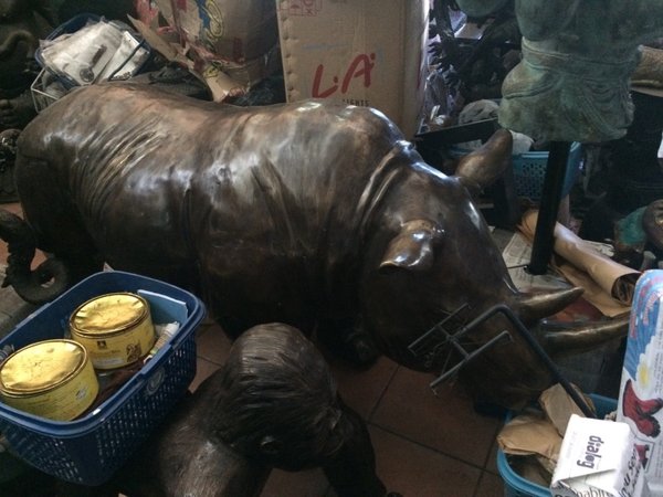 Skulptur Bronze Nashorn Statue Rhinozeross Bronzeskulptur Rhino Nashörner oder auch Rhinozerosse