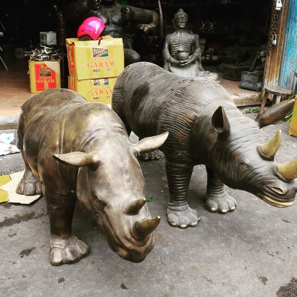 Skulptur Bronze Nashorn Statue Rhinozeross Bronzeskulptur Rhino Nashörner oder auch Rhinozerosse